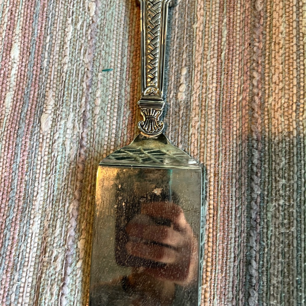 Serving knife